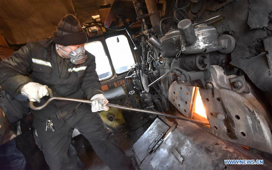 CHINA-XINJIANG-STEAM LOCOMOTIVE-DRIVER (CN)