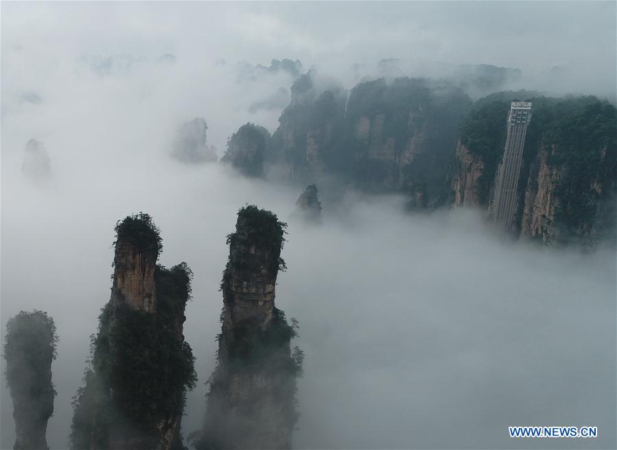 #CHINA-HUNAN-ZHANGJIAJIE-CLIFFSIDE ELEVATOR-FOG (CN)