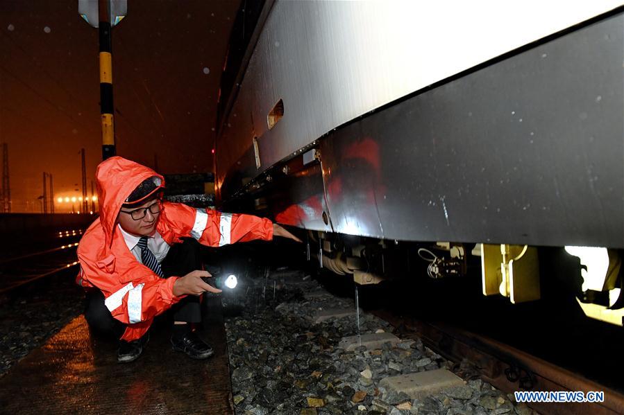 CHINA-FUJIAN-RAILWAY-SECURITY CHECK-RAINY WEATHER (CN)