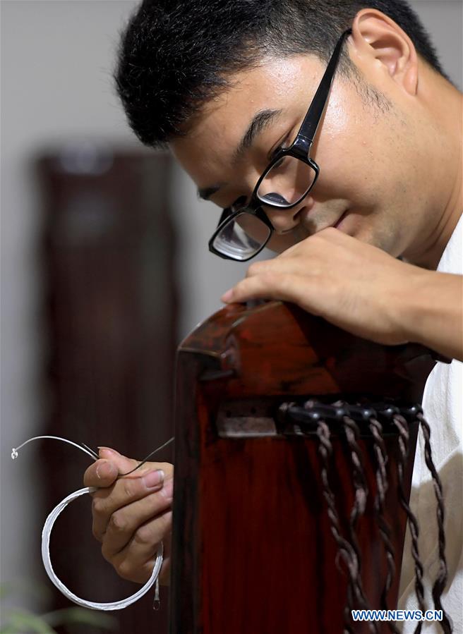 CHINA-HENAN-LANKAO-"GUQIN" MAKER (CN)