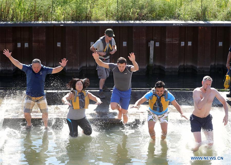  U.S.-CHICAGO-CHICAGO RIVER REVIVAL FESTIVAL-BIG JUMP