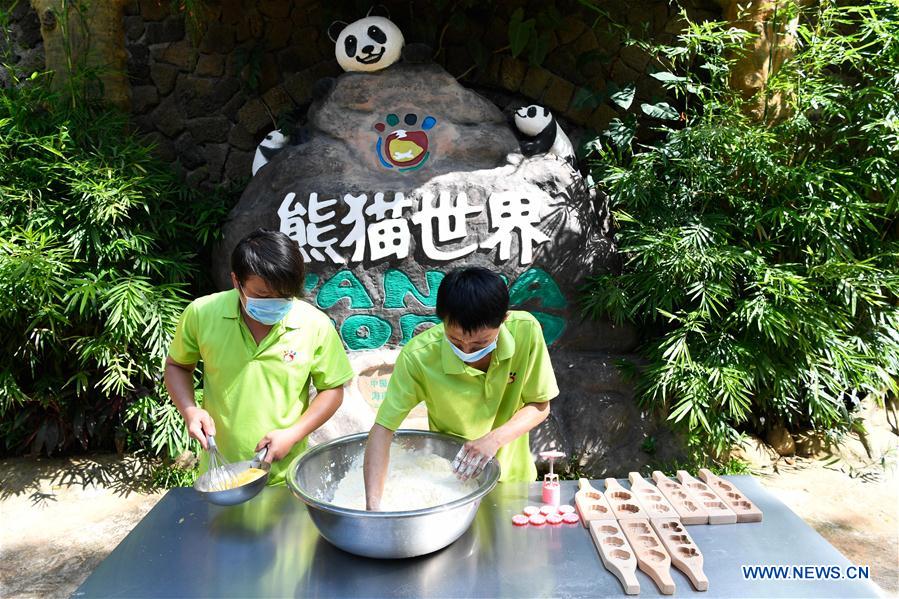 CHINA-HAIKOU-MID-AUTUMN FESTIVAL-PANDA (CN)