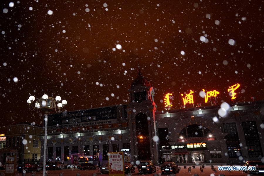 CHINA-INNER MONGOLIA-MANZHOULI-SNOWFALL (CN)