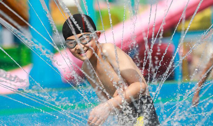 Children enjoy summer leisure time across China