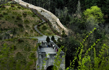 Tourists visit ruins of ancient Great Wall in NW China's Shaanxi