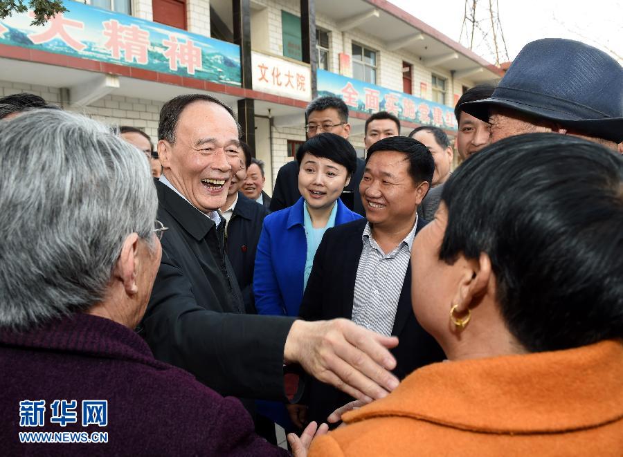 3月27日至28日，中共中央政治局常委、中央纪委书记王岐山到河南省调研，并主持召开座谈会。这是3月27日王岐山在河南林州姚村镇冯家口村同村民亲切交谈。 新华社记者 饶爱民 摄