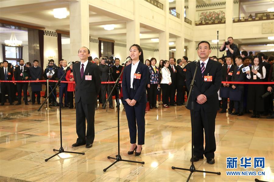 （两会·面对面）（10）全国人大代表接受采访