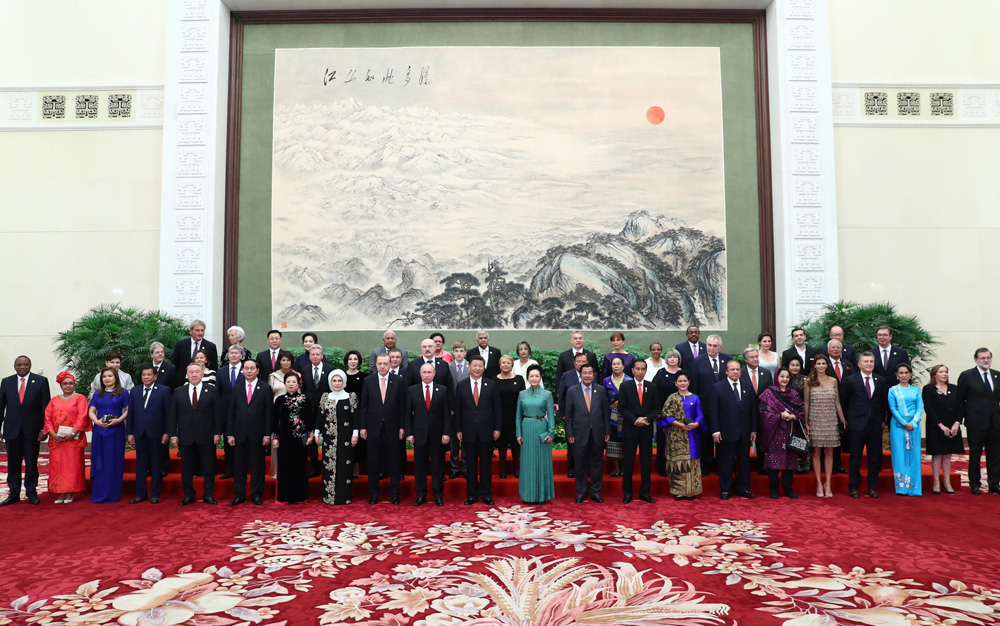 习近平和夫人彭丽媛同外方代表团团长及配偶集体合影留念